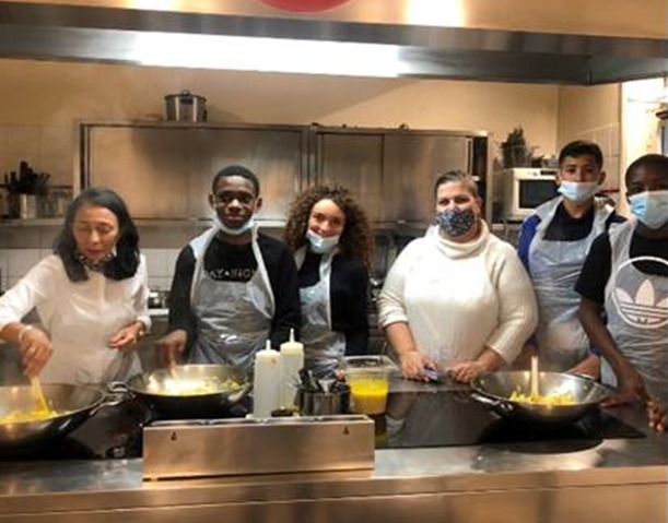 photo jeune L'ITEP Angela Davis en pleine action dans un cours de cuisine - Mutuelle la Mayotte